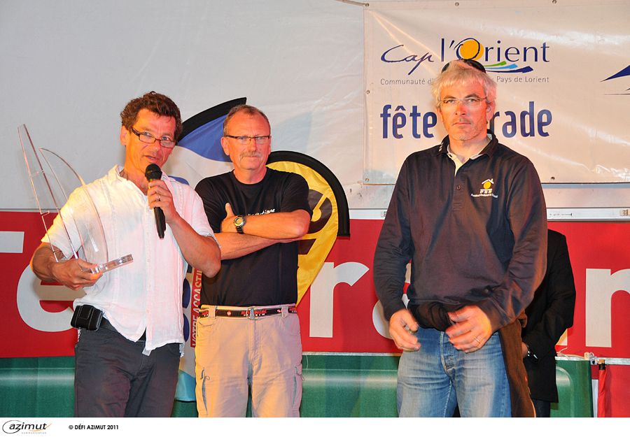 Jean-Marie Corteville remet le prix du Dfi Azimut  Vincent Riou
